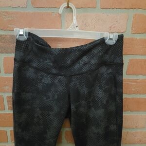 Old Navy Active Black Patterned Capri Leggings